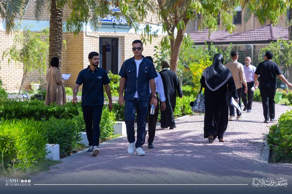 طلبة الجامعة في الحرم الجامعي