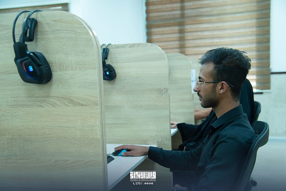 قاعة الحاسوب في جامعة وارث الأنبياء